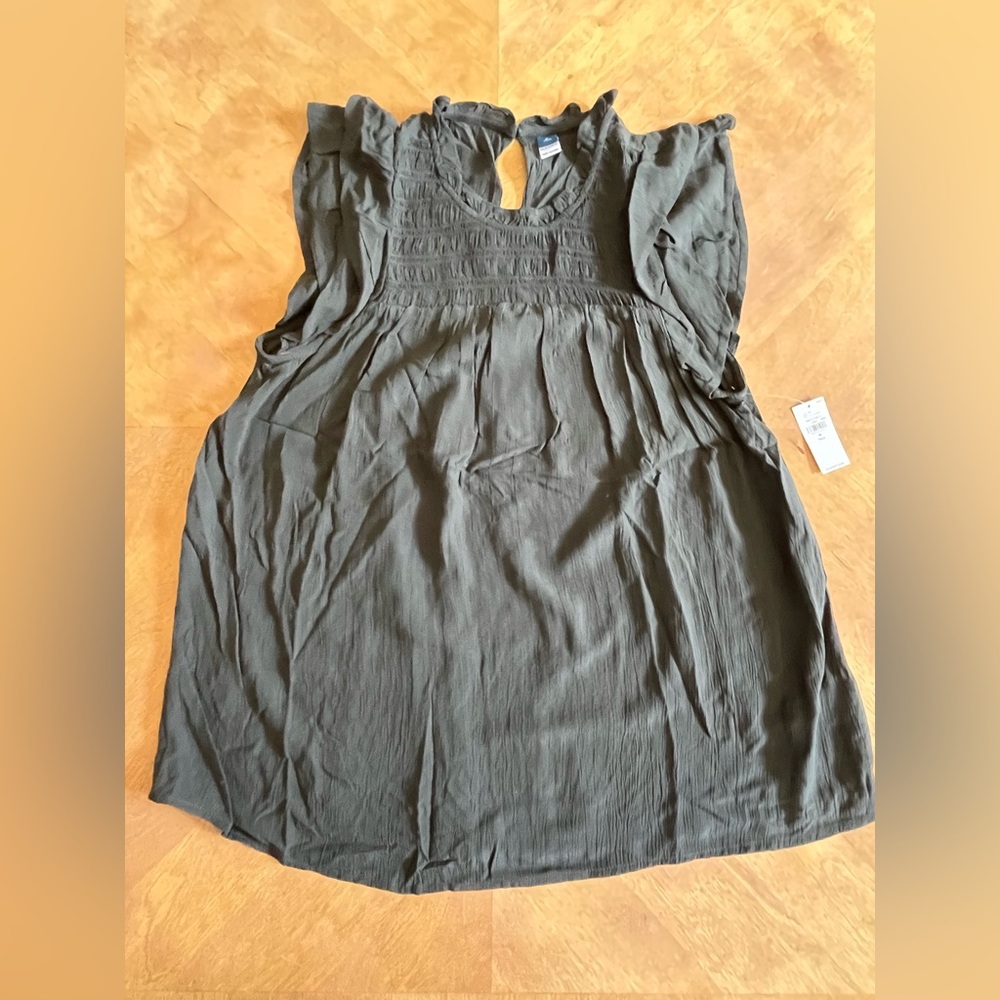 Old Navy Gray Smocked Top with Keyhole Detail | Size M Tall